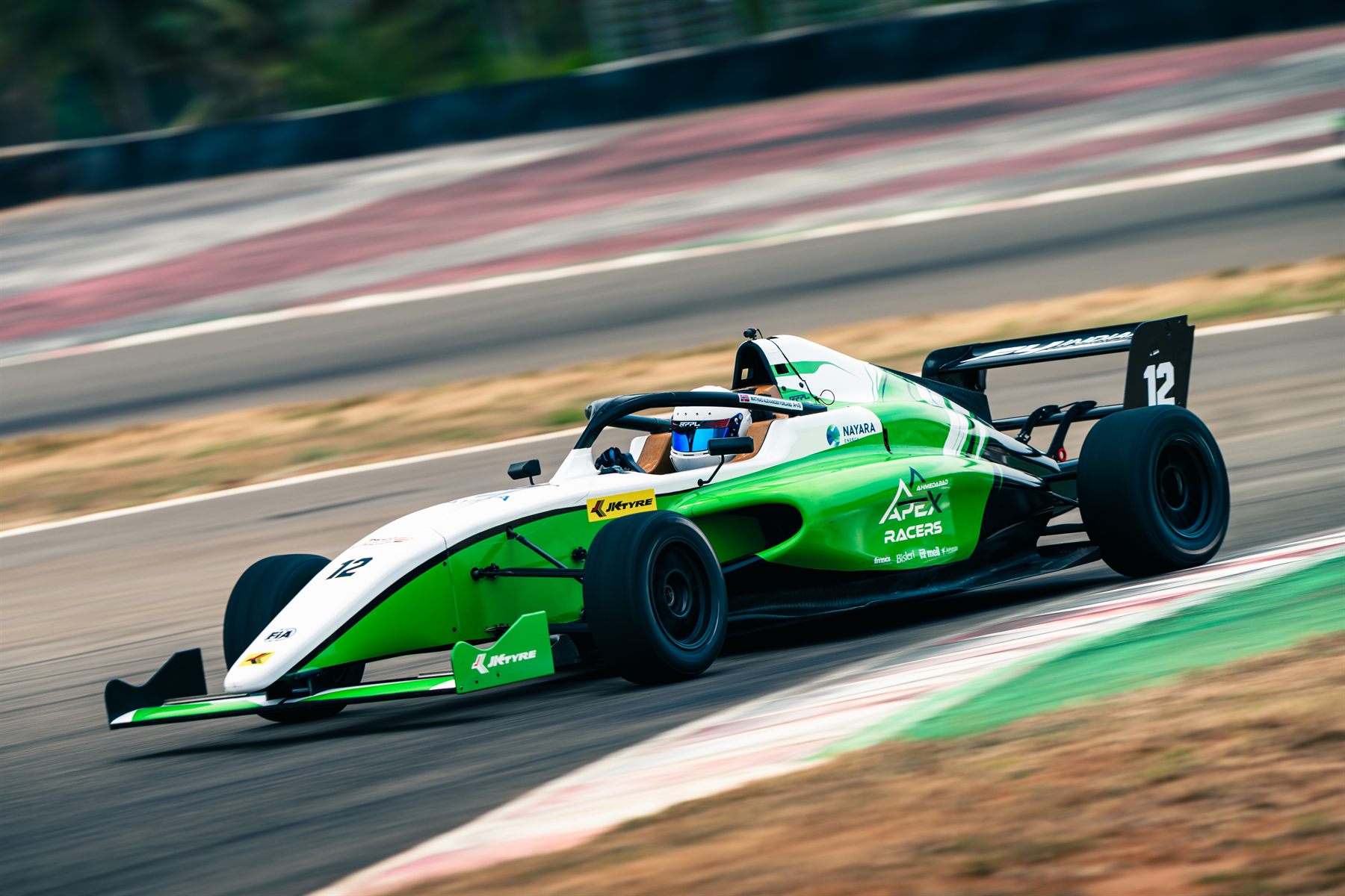 Formula 4-bilen med startnummer 12 gjennom en sving over kerben