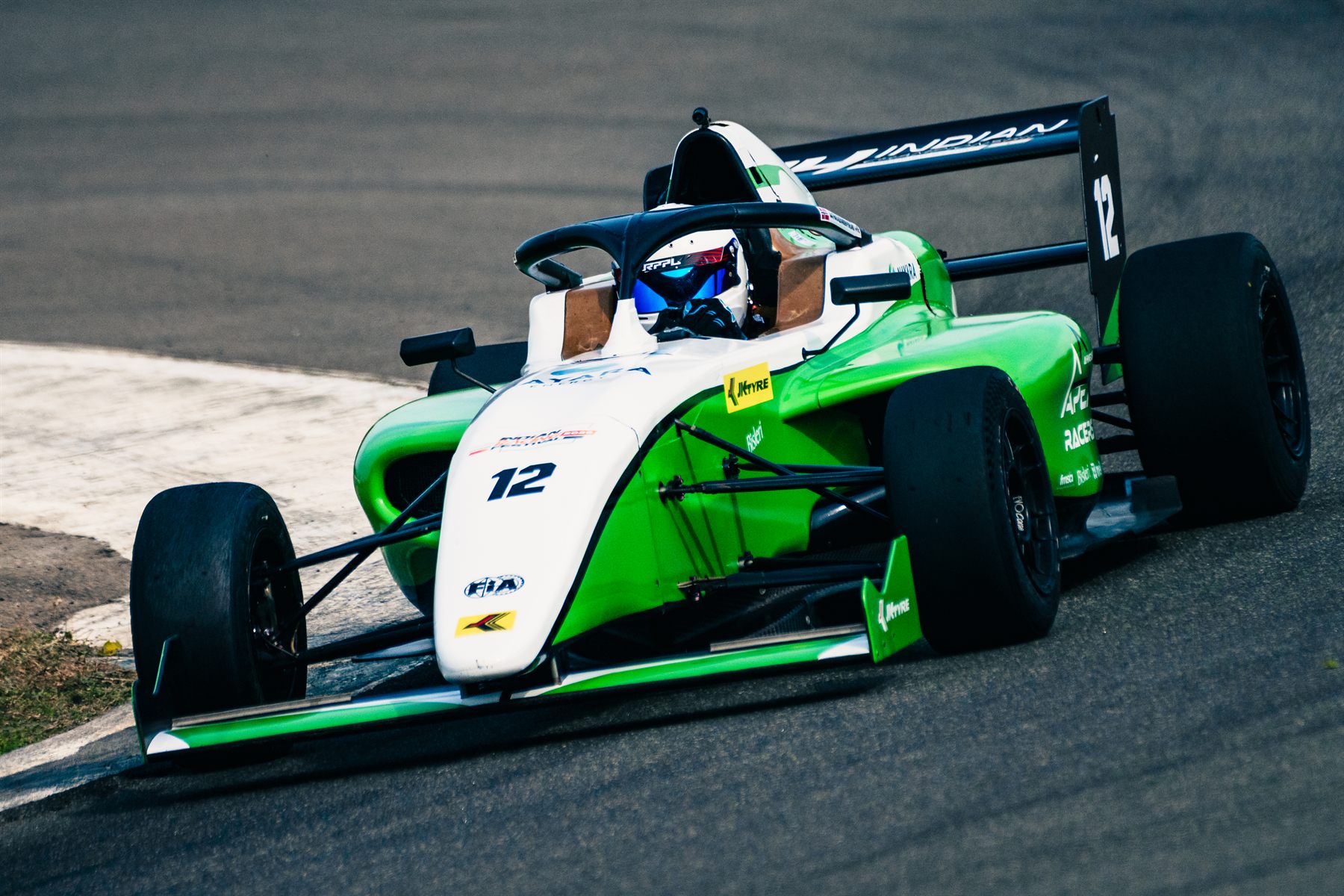Formula 4-bilen sett forfra i fart gjennom en sving